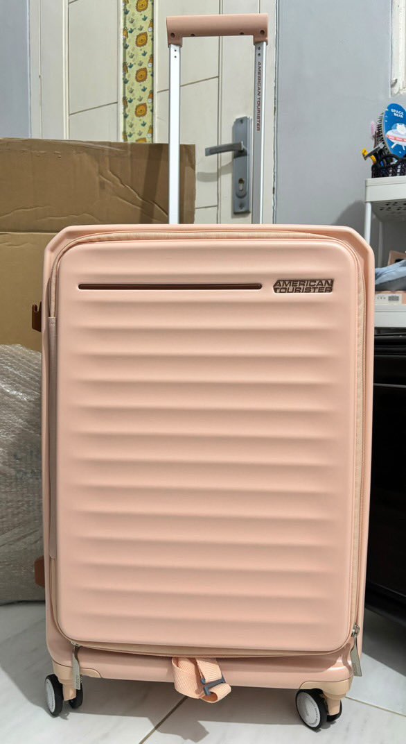 sintakayaknyaa's tweet photo. Hi gengsss aku mau jual rugi koper American Tourister, size 25 Inch type frontec, masih baru banget dibeli, harga beli 3,3jt, ini dijual 2,2 juta aja.

Ini dijual soalnya kegedeaaan ga sesuai sm badan😔 freeong dikirim kemana ajaa, khusus Jakarta bisa COD yahhh https://t.co/xZjI4IIDUM