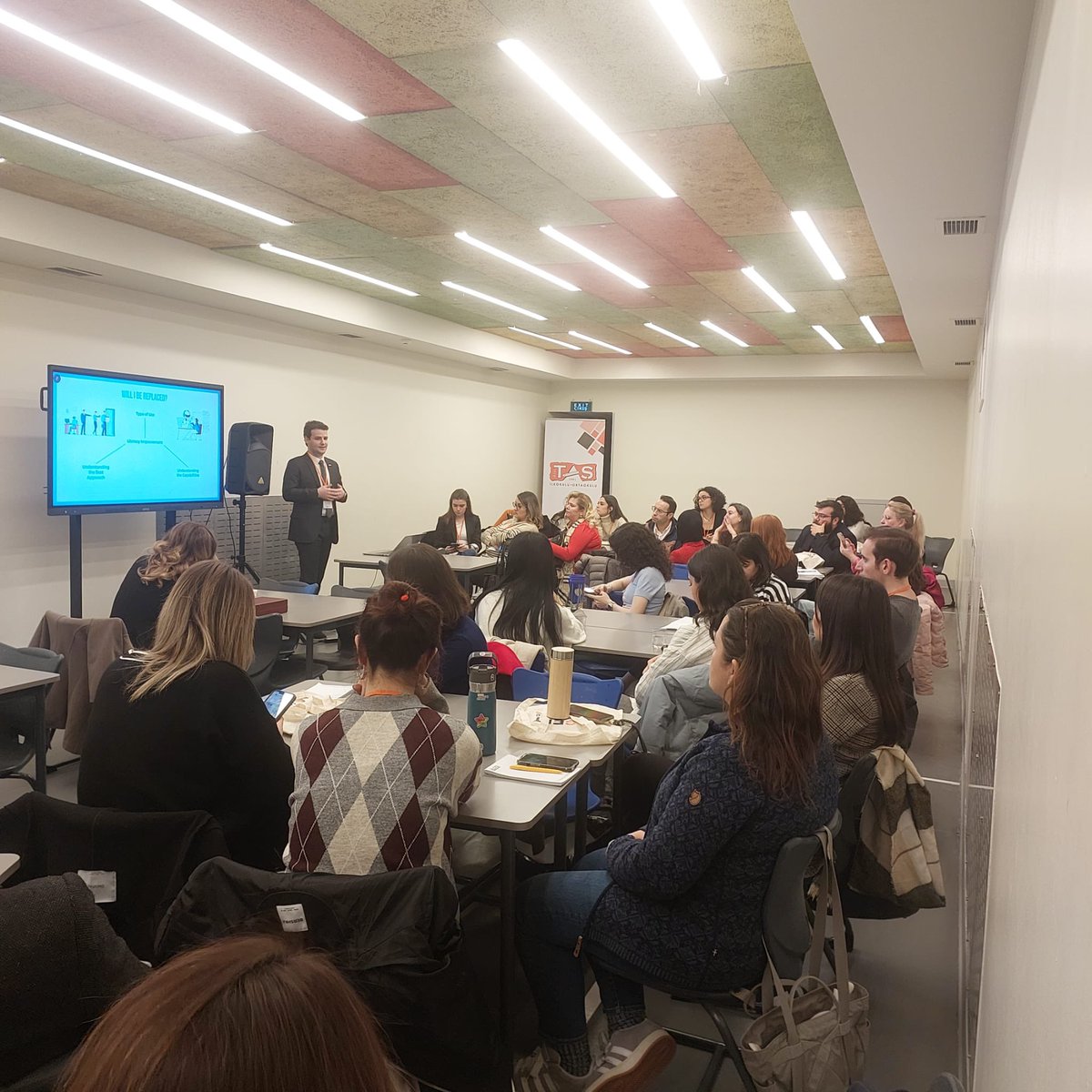 Taş Koleji ELT etkinliğinde GlobeD olarak yer aldık ve ekibimiz, yapay zekanın eğitimde kullanımı üzerine bir seminer gerçekleştirdi.