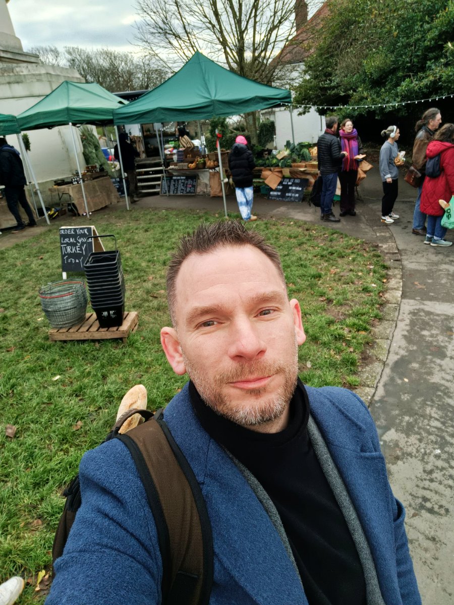 Lovely visit to the Albion Community Hub this morning for my Councillor Open Door 🚪☕ 

I also popped along to the amazing Sussex Peasant winter fayre at the Pepperpot for some local Sussex cheeses and their amazing pies 🧀 🥧😋