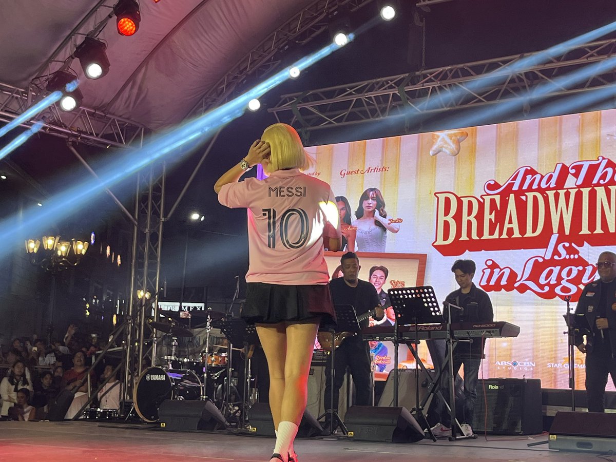 StarCinema's tweet photo. AND THE BREADWINNER IS… HERE IN LAGUNA! 🍞💖

Maki sing-along at makisaya kasama ang Meme ng lahat, Vice Ganda dito sa Biñan Plaza para sa #ATBILaguna 🍞

Sama-sama tayong manood ng #AndTheBreadwinnerIs, a film by Jun Robles Lana and an official entry to the 50th MMFF! 🎄 #MMFF50

Get your tickets now!

SM CINEMAS
iOS: https://t.co/ZWGMm2Ldkr
Play Store: https://t.co/i1SV16ECos
🎟: SM Cinema ticket booths