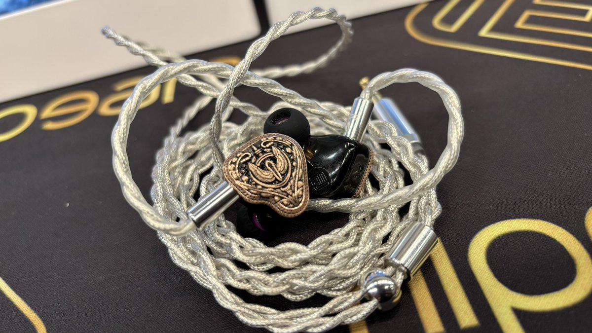 GODSIZE_VOLCANO's tweet image. Flipears
ARSENAL COLLECTION
AEGIS 

DDとBCを各1基搭載。鳴らしやすい。低域ボンボン。滑らかなドンシャリ。クランチなギターの刻みが気持ちいい。