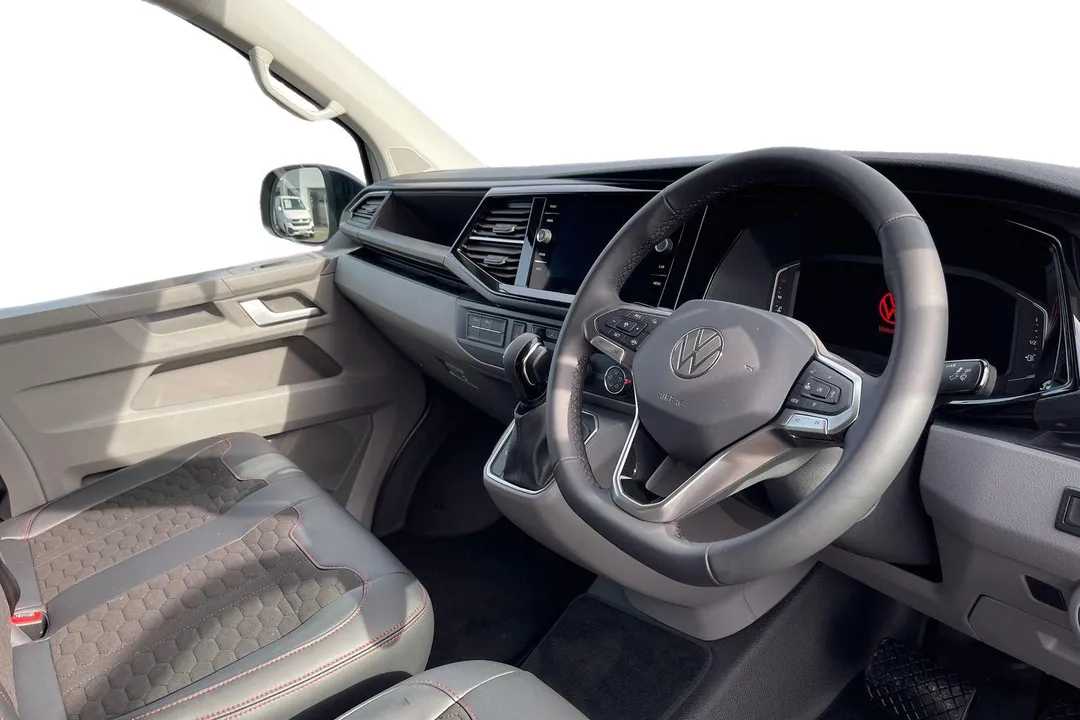 Check out the Transporter Sportline, finished in stunning candy White paintwork. This Transporter is the perfect all round van, that doesn't compromise on style or performance👀
Find yours here: ecs.page.link/FyNPf 

#swansway #volkswgagen #transporter #usedvans #vwcv