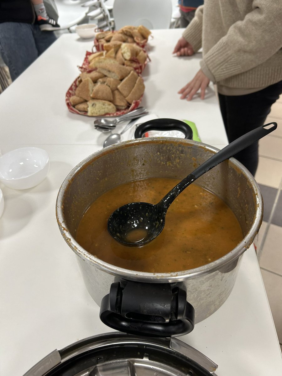 Nous avons dégusté ensemble une sacrée bonne soupe réalisée à l’espace familles du #Centresocial lors de la distribution des légumes de l’Amap dans nos locaux . Encore une belle occasion d’échanger et de nouer du partenariat.  #Lille #Boisblancs q