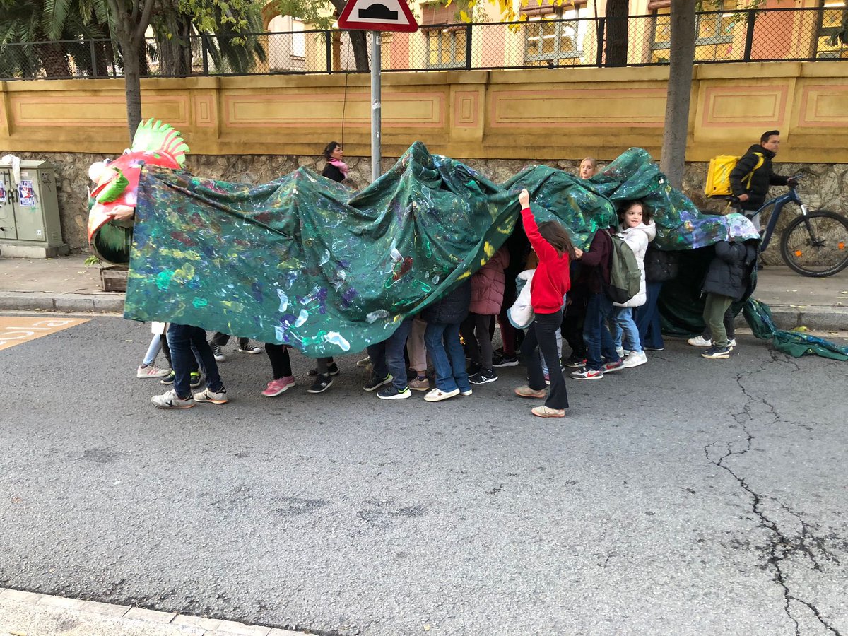 Ahir vam tallar el carrer per demanar la REDUCCIÓ del TRÀNSIT al voltant de l’escola i així reduir la contaminació, que supera amb escreix els límits marcats per l’ OMS. La CucaFari ens va acompanyar. #Revoltaescolar