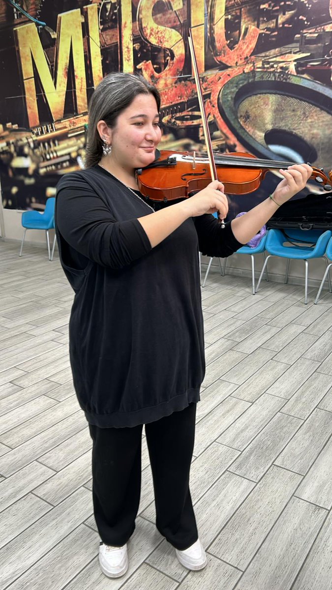 GSB_AydinGM's tweet image. Aydın Gençlik Merkezimizin Güzel Sanatlar Atölyesinde keman eğitimlerimiz devam ediyor. 🎻🎼 #GüzelSanatlarAtölyesi #Keman