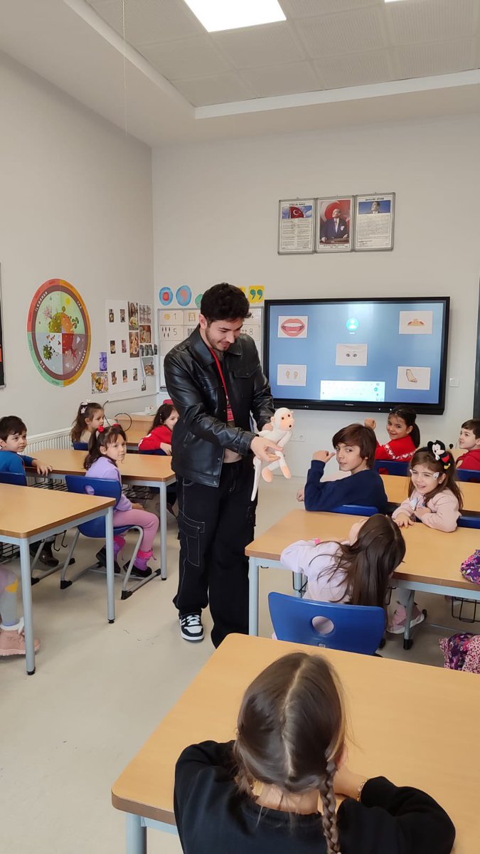 Bahçeşehir Koleji’nde 5 yaş öğrencilerimizle birlikte “Okulda Bir Gün” etkinliği gerçekleştirdik. Birbirinden güzel atölyeler eşliğinde keyifli bir gün geçirdik. Ayrıca velilerimiz, ilkokul sunumlarına katılarak eğitim vizyonumuz hakkında bilgi sahıbı oldular. ♥️💙🎈🎭