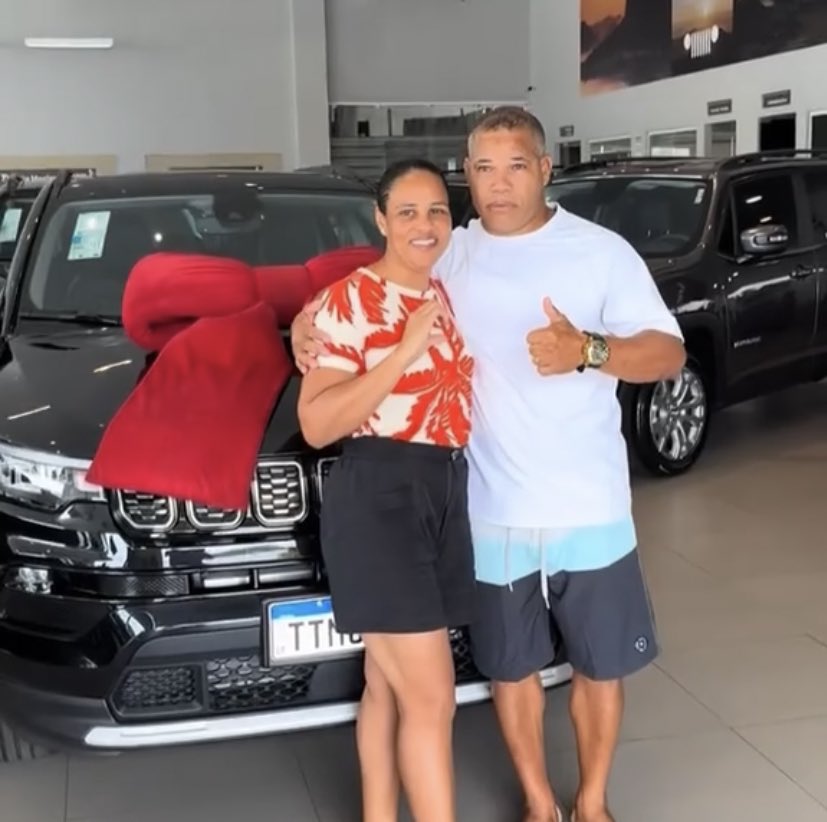 CanalRapRJ's tweet photo. Tz da Coronel leva os pais pra comprar sofá e faz surpresa com carro novo. https://t.co/iD1SdwP9aL