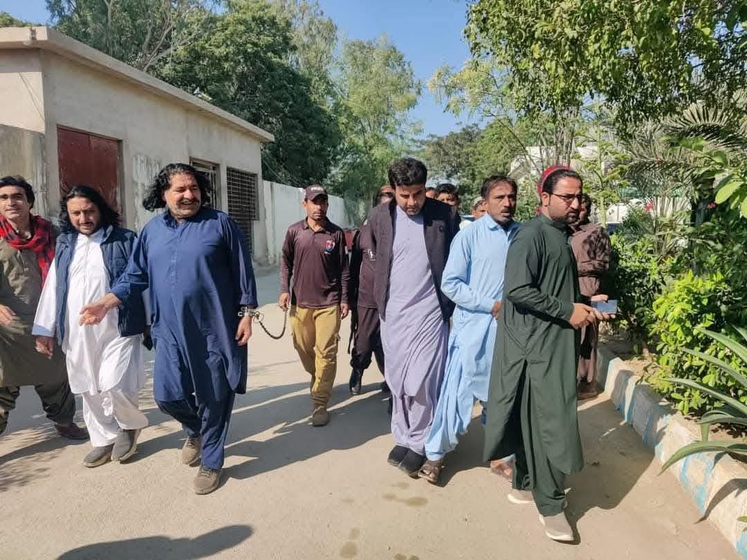 NaimatUllahWazi's tweet photo. علی وزیر :
وفاقی اور پنجاب حکومت کی جانب سے مسلسل چار مهینے ظلم و جبر کے بعد اب بلوچستان حکومت نے پابند سلاسل رکھا ھوا ھے۔
آج ایک جھوٹے اور بے بنیاد FIR میں عدالت پیشی کے بعد سات روزه جوڈیشل ریمانڈ پر جیل بھیج دیا۔
#ReleaseAliWazir https://t.co/PnCJlbEw26