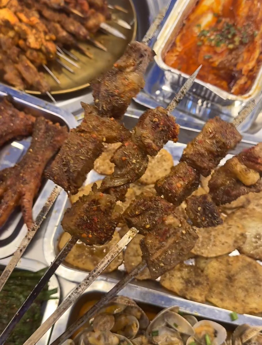 ColeLee1899's tweet image. 晚上到了洛阳，怎么能不吃一顿北方烧烤呢？真正的碳烤美味
#BBQ #foodie #dinner #互fo