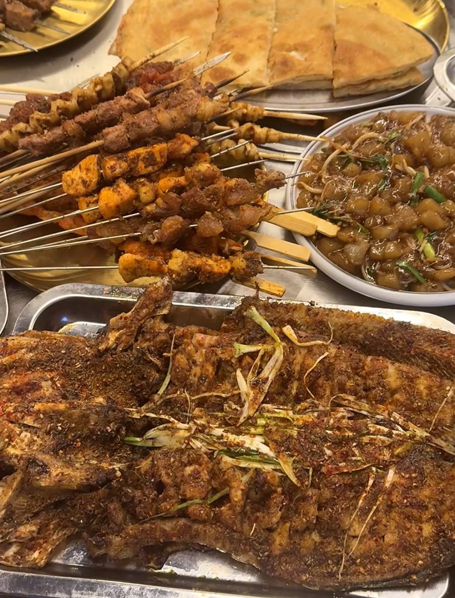 ColeLee1899's tweet image. 晚上到了洛阳，怎么能不吃一顿北方烧烤呢？真正的碳烤美味
#BBQ #foodie #dinner #互fo