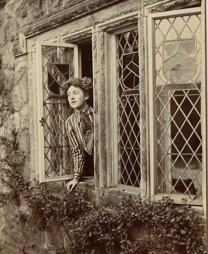 ElliottBlackwe3's tweet photo. I love this photograph of Agatha Christie from 1913. She looks as if she was a character in E. M. Forster's Howard's End. https://t.co/GVWROQEMrr