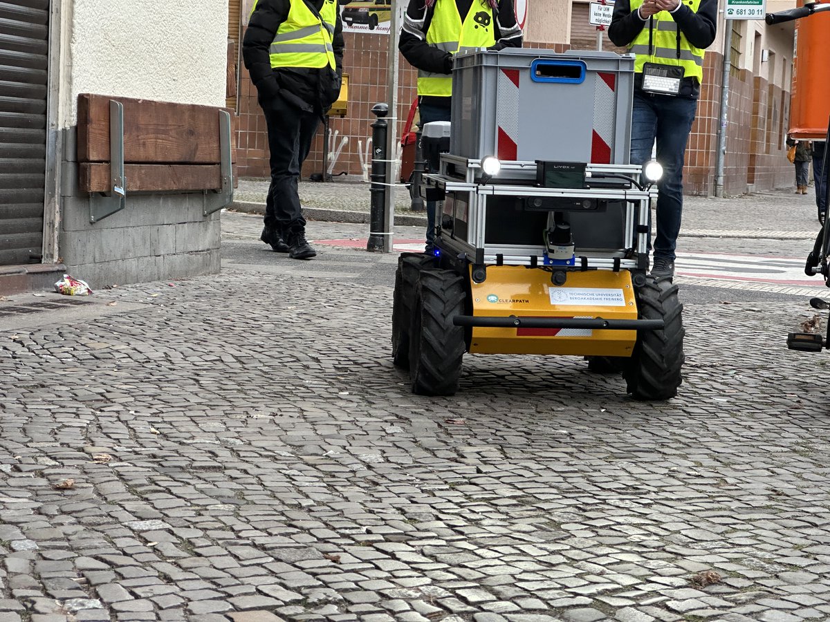 Das R4R-Team war gestern mit Roboter Claudi in Berlin-Neukölln im Einsatz. Unterstützung bekamen wir von der Berliner OSM-Verkehrswendegruppe. Den größten Teil der Strecke konnte Claudi autonom zurücklegen und das bei streckenweise engen Gehwegen und diversen Hindernissen.
