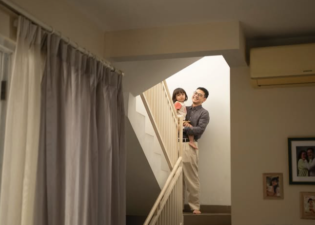 Second couple yg gue maksud itu Eka-Kikan, wahh mencuri perhatianku sekali karna chemistry oke, konflik oke, dialog oke khas parents Jaksel yg ngomong english ke anak2nya. Oya akting anak2nya juga bangus.
Duh Eka tuh dari segi look sama cara ngomongnya tipe gue banget lagi 😜