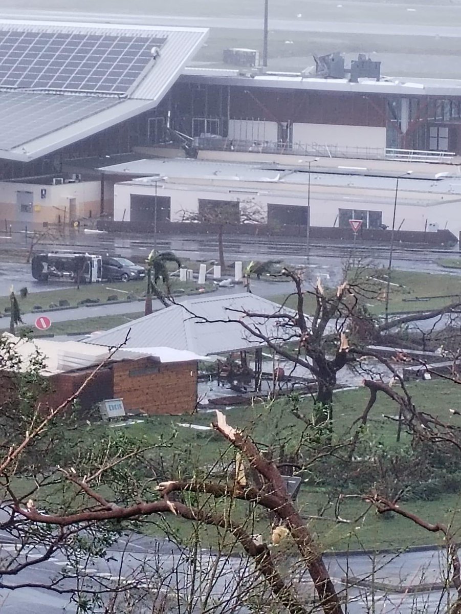 durovray's tweet photo. Mayotte est durement touchée par le cyclone #Chido d’une gravité exceptionnelle. Merci à toutes les équipes à pied d’œuvre sous l’autorité du @Prefet976. 

Les infrastructures sont très impactées. Un état des routes va débuter. L’aéroport a subi de gros dégâts, notamment la tour de contrôle. Le trafic sera dans un premier temps rétabli avec des avions militaires de secours. Des navires sont engagés pour assurer le ravitaillement. 

Soutien à la population mahoraise et à leurs proches qui partagent leur inquiétude depuis l’Hexagone. 

Je suis la situation extrêmement préoccupante heure par heure. Merci de respecter scrupuleusement les consignes des autorités locales.