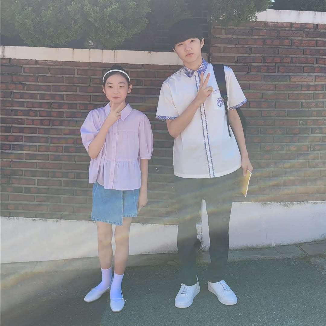 kdrama_menfess's tweet photo. •kdm• 🔥 when the phone rings 🔥

mereka berdua nih yang jadi baek saeon dan hong heejoo kecil, lucu fotonya karena height gap mereka 😆 https://t.co/laufmKAZ0M