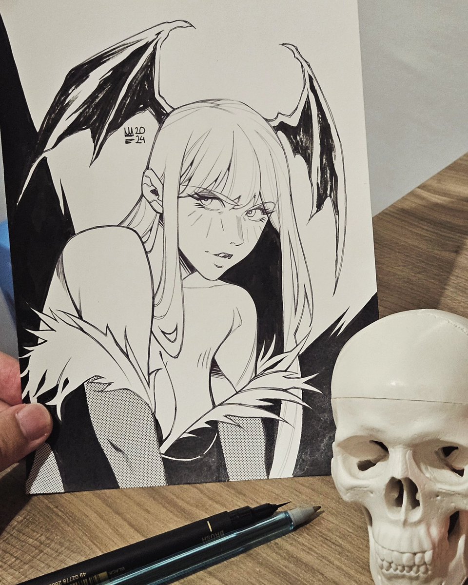 Inked Morrigan 🦇
Ballpoints, brushes and screentone over 15x21cm Opaline