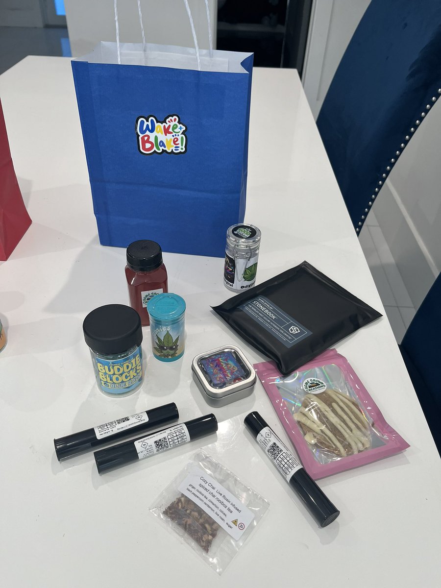 Ray06616146's tweet photo. @digijointz GM GM S/O to @digijointz for them #Digibags 🔥🔥🔥 
@StoniesSmoke @GrownCreations @shieldfolio @digijointz @CannabuddieNFTs @BNICE_Projects @MoonQueenZie  

Hey #MoonQueen where’s the fudge from? 😉 https://t.co/6e5q3oMj0O