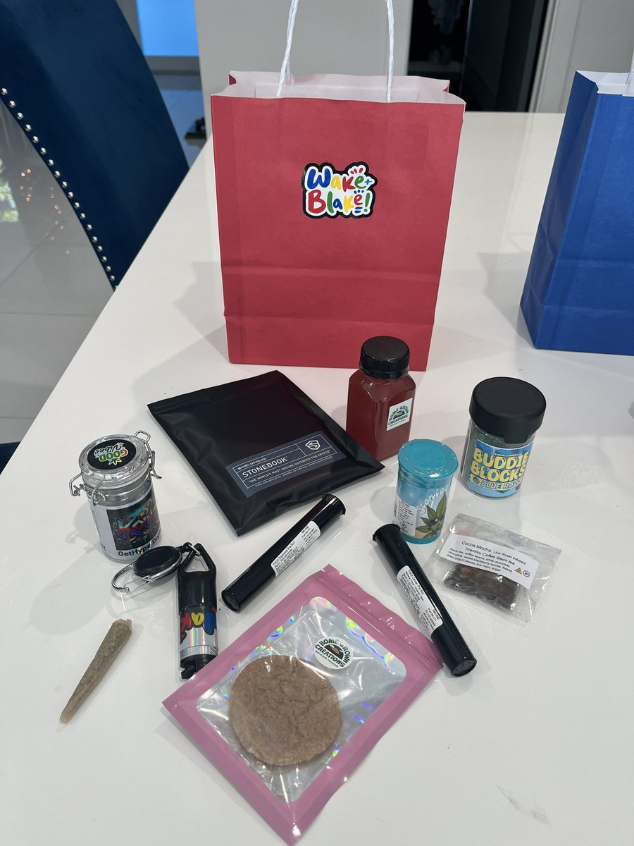Ray06616146's tweet photo. @digijointz GM GM S/O to @digijointz for them #Digibags 🔥🔥🔥 
@StoniesSmoke @GrownCreations @shieldfolio @digijointz @CannabuddieNFTs @BNICE_Projects @MoonQueenZie  

Hey #MoonQueen where’s the fudge from? 😉 https://t.co/6e5q3oMj0O
