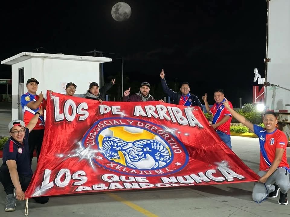 tiempofueraxela's tweet photo. #FinalDeIda
#EdtadioJoseAngelRossi
#Cobán 🫅 🆚 #Xelajú 🐏
Los D Arriba ya están presentes en el estadio 🏟️ para apoyar como siempre a su equipo. https://t.co/7ecVV6p73U