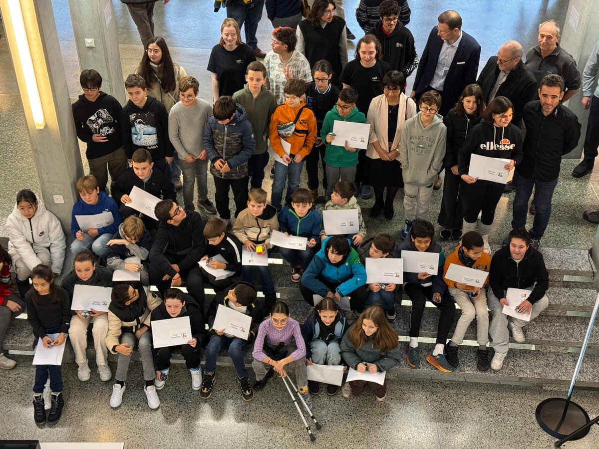 EPFL_SPS's tweet image. Aujourd’hui a eu lieu la cérémonie de remise des attestations des cours « Les robots, c’est l’affaire des filles » et « Construire et programmer un robot » au ceff INDUSTRIE à St-Imier. Une belle collaboration entre l’@EPFL et le ceff! Bravo aux jeunes qui ont suivi ces cours.