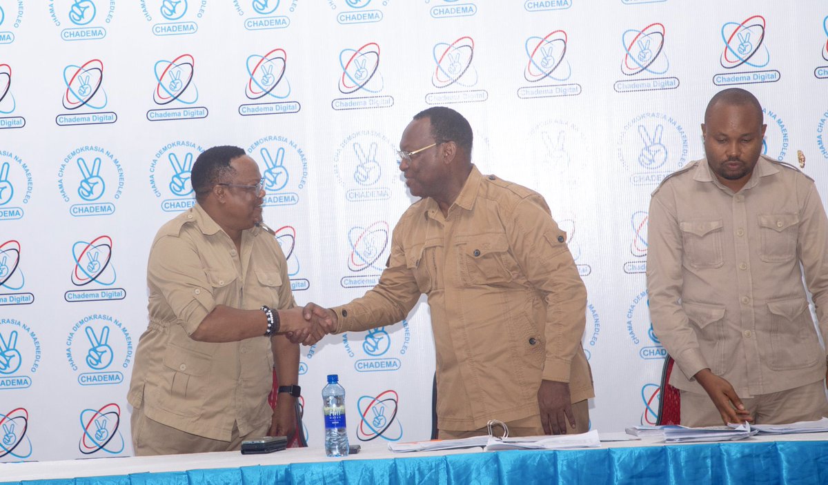 CHASO IRINGA (@chasoiringa) on Twitter photo Mwenyekiti wa CHADEMA <a href="/freemanmbowetz/">Freeman Mbowe</a> na Makamu Mwenyekiti <a href="/TunduALissu/">Tundu Antiphas Lissu</a> wakisalimiana leo kabla ya kuanza kwa kikao chama Kamati Kuu ya CHADEMA ambayo pamoja masuala mengine, itaketi na kusaili wagombea wa nafasi mbalimbali katika Kanda ya Kaskazini na Kanda ya Kati. Mwenyekiti wa CHADEMA <a href="/freemanmbowetz/">Freeman Mbowe</a> na Makamu Mwenyekiti <a href="/TunduALissu/">Tundu Antiphas Lissu</a> wakisalimiana leo kabla ya kuanza kwa kikao chama Kamati Kuu ya CHADEMA ambayo pamoja masuala mengine, itaketi na kusaili wagombea wa nafasi mbalimbali katika Kanda ya Kaskazini na Kanda ya Kati.