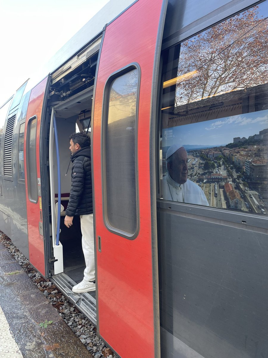 🚆📸 Top départ pour les trains spéciaux - Papa Francescu in Corsica 

Aujourd’hui, plusieurs voyageurs 🧳 ont embarqué à bord du train spécial 🚆 pour rejoindre Aiacciu pour la venue du Pape Francescu. Au départ de Corti, Ferveur et Fierté étaient au RDV 😁🚉