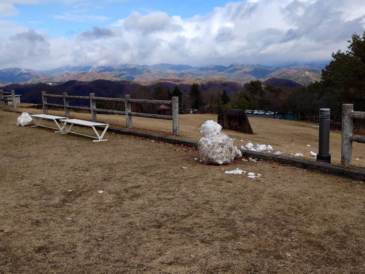 novae_sky's tweet photo. 少し前にちらついた日があったそうなんで初雪ではないけど、積もった。 https://t.co/47WOMyI8Wm