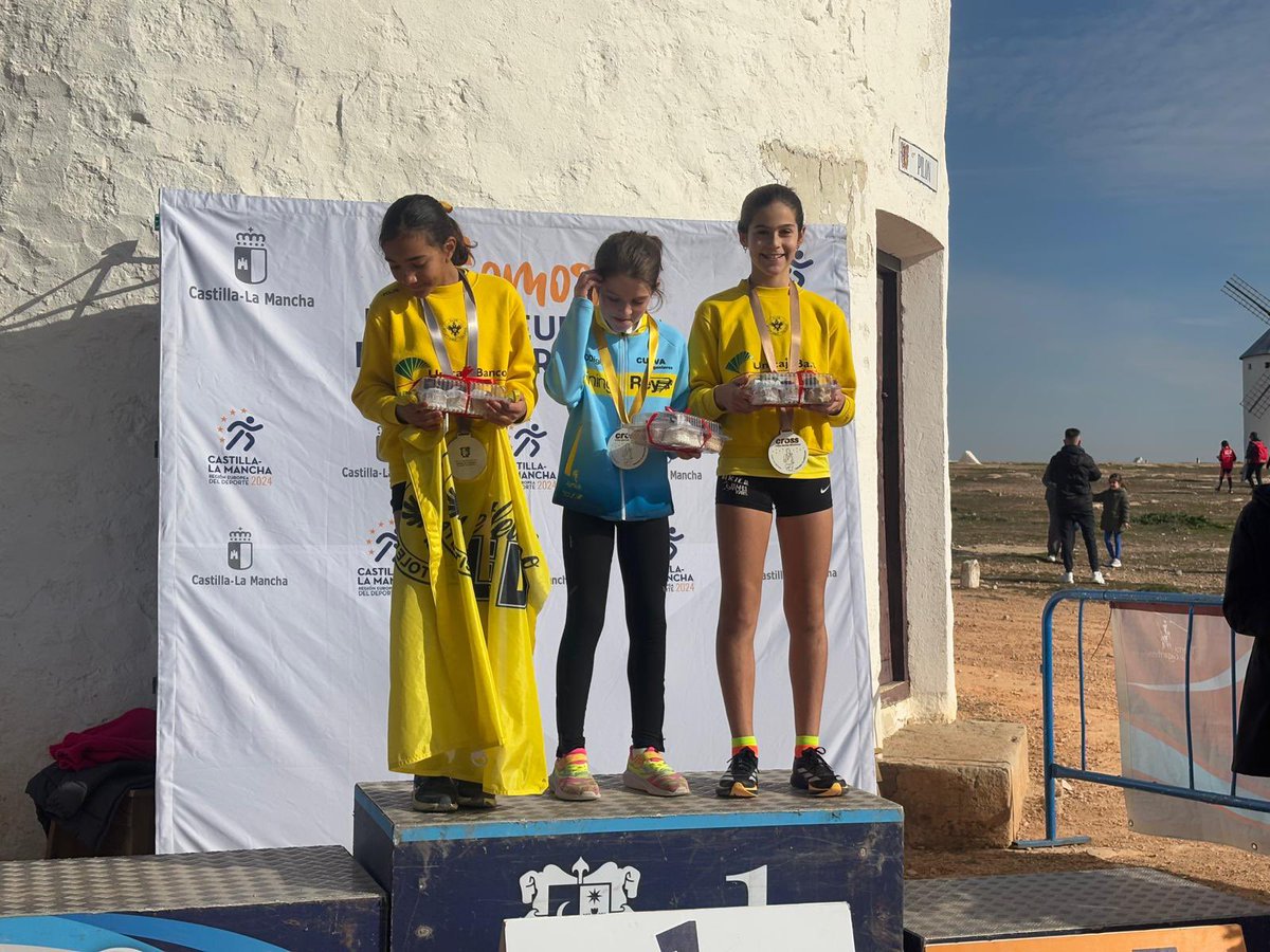 AtletismoToledo's tweet photo. Las atletas del @AtletismoToledo Elena Stephen y Berta Moreno son segunda y tercera en sub-12 y Álvaro Rodríguez, tercero en sub-10 este sábado en el XLII Cross regional 'Villa de los Molinos'. 👏👏👏💛💛💛 @deportesclm @Ayto_Criptana https://t.co/Npcoi1ODu4