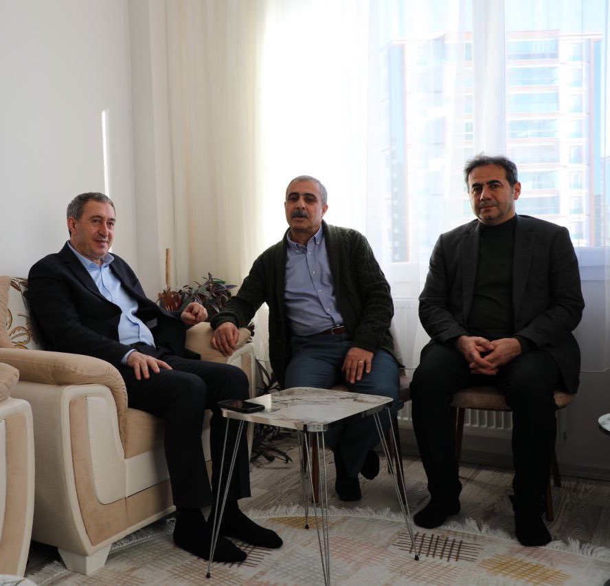 dempartiamed's tweet photo. Eş Genel Başkanımız Tuncer Bakırhan, il Eş Başkanlarımız Gülşen Özer, Abbas Şahin ve beraberindeki heyetle birlikte, 30 yıllık tutsaklığın ardından tahliye edilen Sedat Atsız’ı evinde ziyaret ettik. https://t.co/HPvnDjybHg