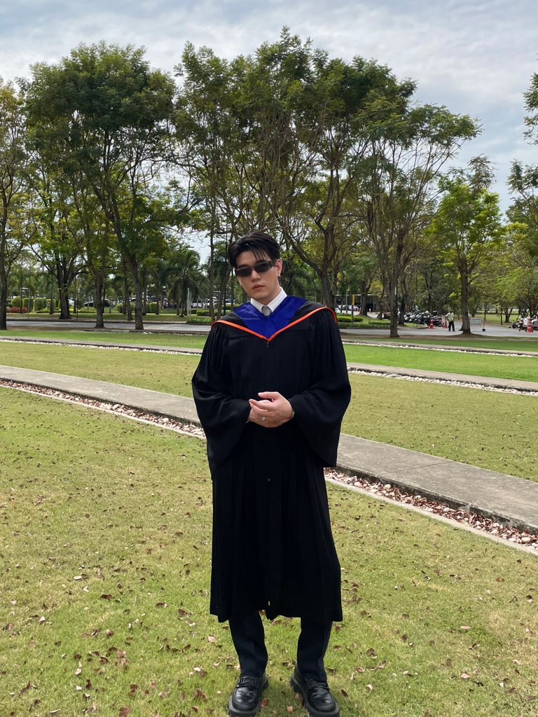 Nukhemjira's tweet photo. congratulation...🎉🎉🎉
พี่‘กันกัน’ นายกัญจน์ เตียวสุวรรณ 🎓
จบการศึกษาระดับปริญญาตรีจากคณะนิเทศศาสตร์ เอกการแสดง มหาวิทยาลัยกรุงเทพ
#GunGunHDGraduationDay
#gungunhd https://t.co/MLSRLMoLux