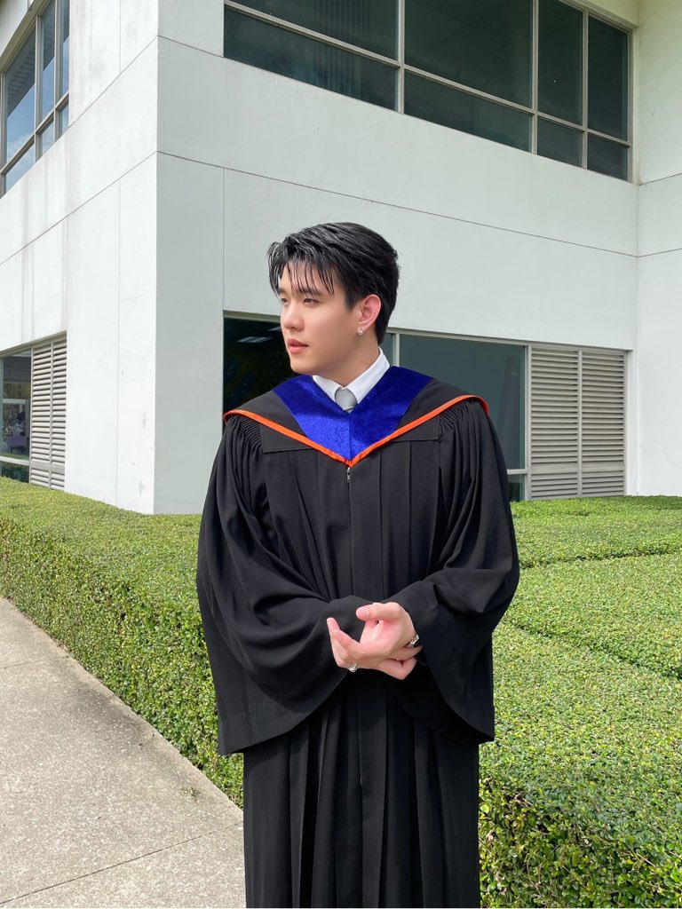 Nukhemjira's tweet photo. congratulation...🎉🎉🎉
พี่‘กันกัน’ นายกัญจน์ เตียวสุวรรณ 🎓
จบการศึกษาระดับปริญญาตรีจากคณะนิเทศศาสตร์ เอกการแสดง มหาวิทยาลัยกรุงเทพ
#GunGunHDGraduationDay
#gungunhd https://t.co/MLSRLMoLux