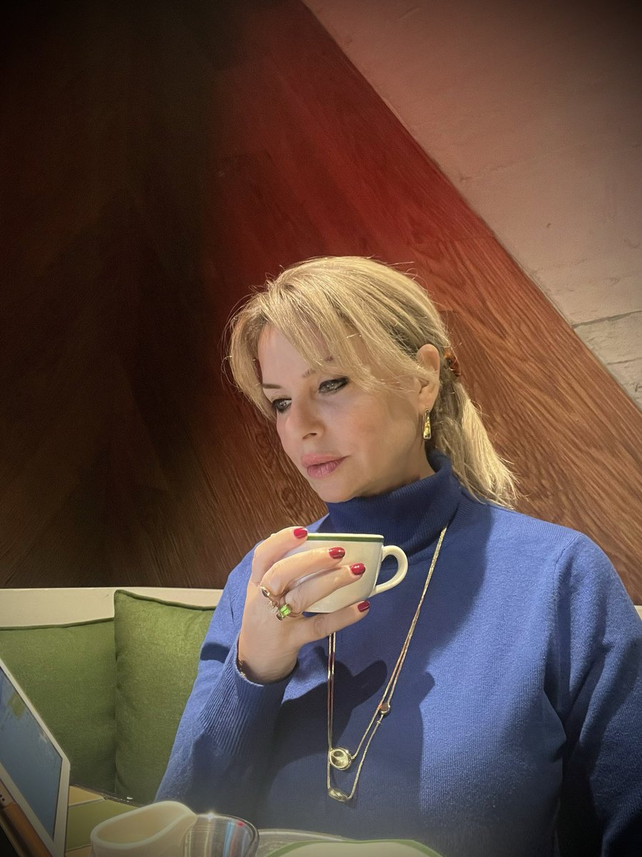 “Nasıl tutayım ki ruhumu, değmesin diye seninkine?
nasıl tutup da kaldırayım onu senin üzerinden başka şeylere?..” 
Rainer Maria Rilke 
☕️📖 
#cumartesi