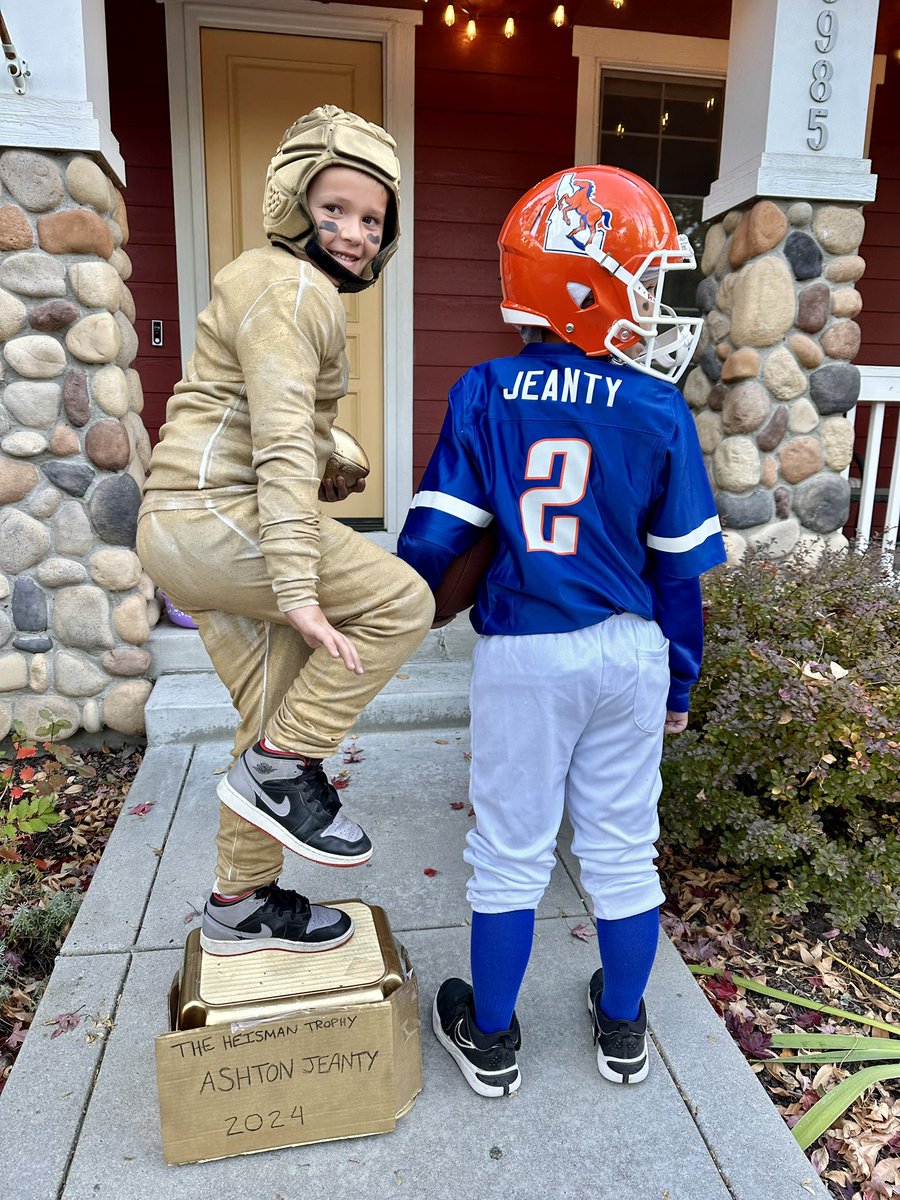 KarenRains35's tweet image. Reposted my boys @AshtonJeanty2 Halloween costumes in honor of @HeismanTrophy ceremony tonight! #HEI2MAN 🏆