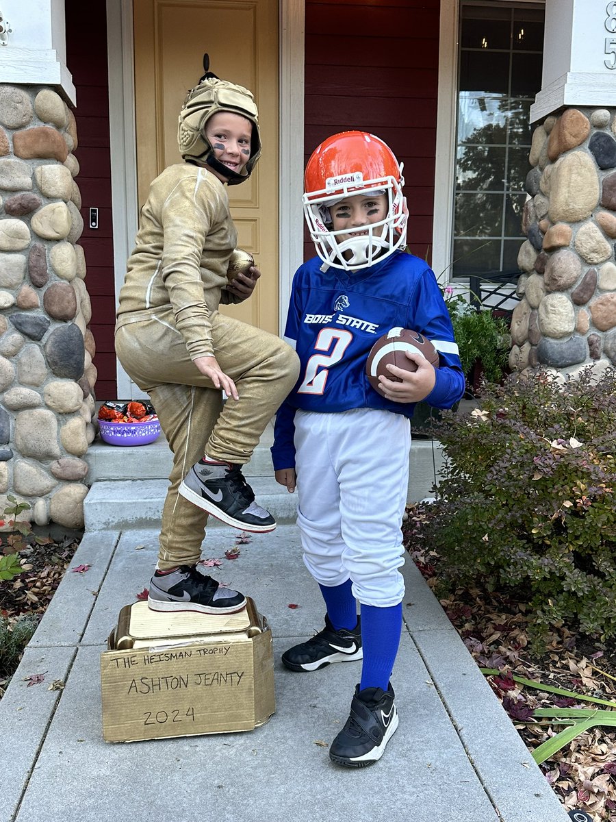 KarenRains35's tweet image. Reposted my boys @AshtonJeanty2 Halloween costumes in honor of @HeismanTrophy ceremony tonight! #HEI2MAN 🏆