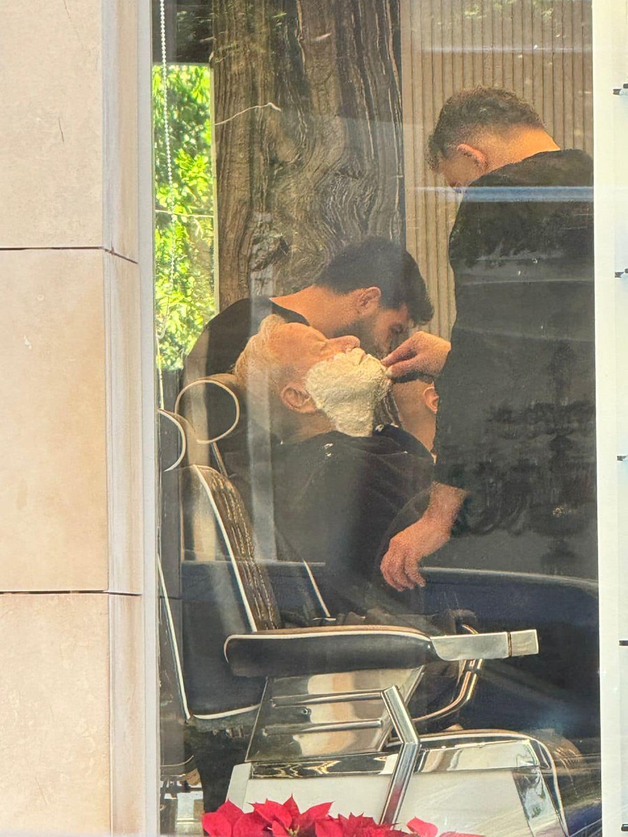 السلطات اللبنانية تستقبل كبار ضباط وعائلات نظام الأسد،
الصورة لكمال اسماعيل الأسد من صالون حمزة بالداون تاون وسط بيروت وكان معه علي كمال الأسد