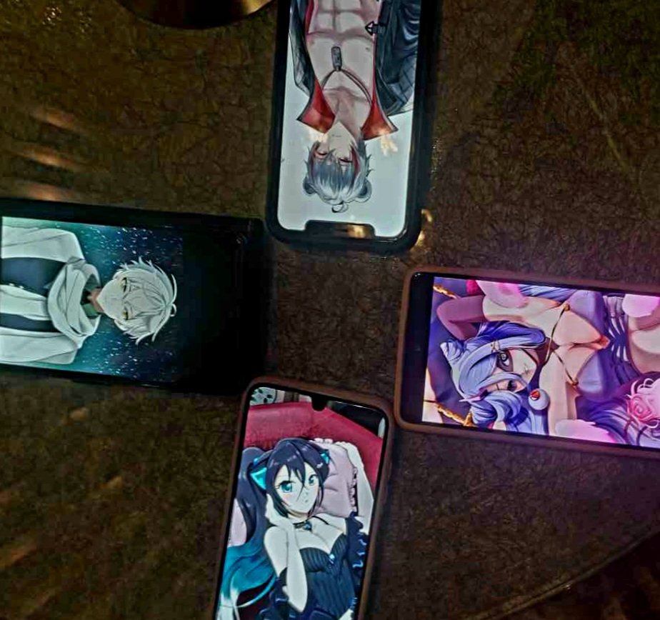 Satt und glücklich sitzen wir <a href="/Eldritch_VTube/">Eldritch 🐙 @Vibrant 👻</a> <a href="/Kyota_exe_/">Kyokodil_Echse_ 🐊 V-Artist @Vibrant 💫</a>  @ShiroganeKuma <a href="/DarkHero91/">Dark_Hero</a> und ich zusammen und genießen den Abend in Berlin 😁 💜🐈‍⬛