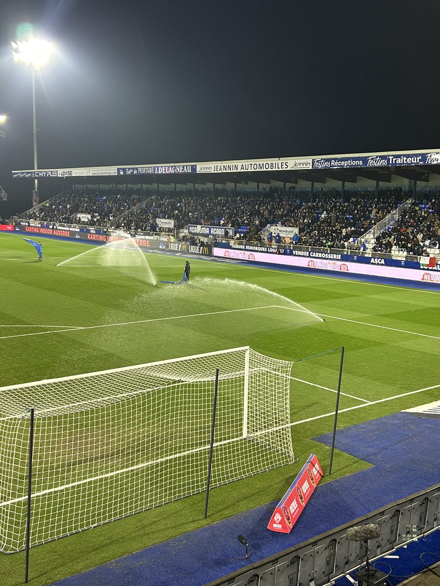BONNIN1402's tweet photo. Une 🍟 fricadelle @CMOnord à la mi-temps avec @OlivierCOSTE2 et @LeleneMoi ?
Entre Complice on parle de rouille et du PPF de la pelouse du stade de l’Abbé Deschamps …
@AJA @RCLens https://t.co/VFY2chD2VV