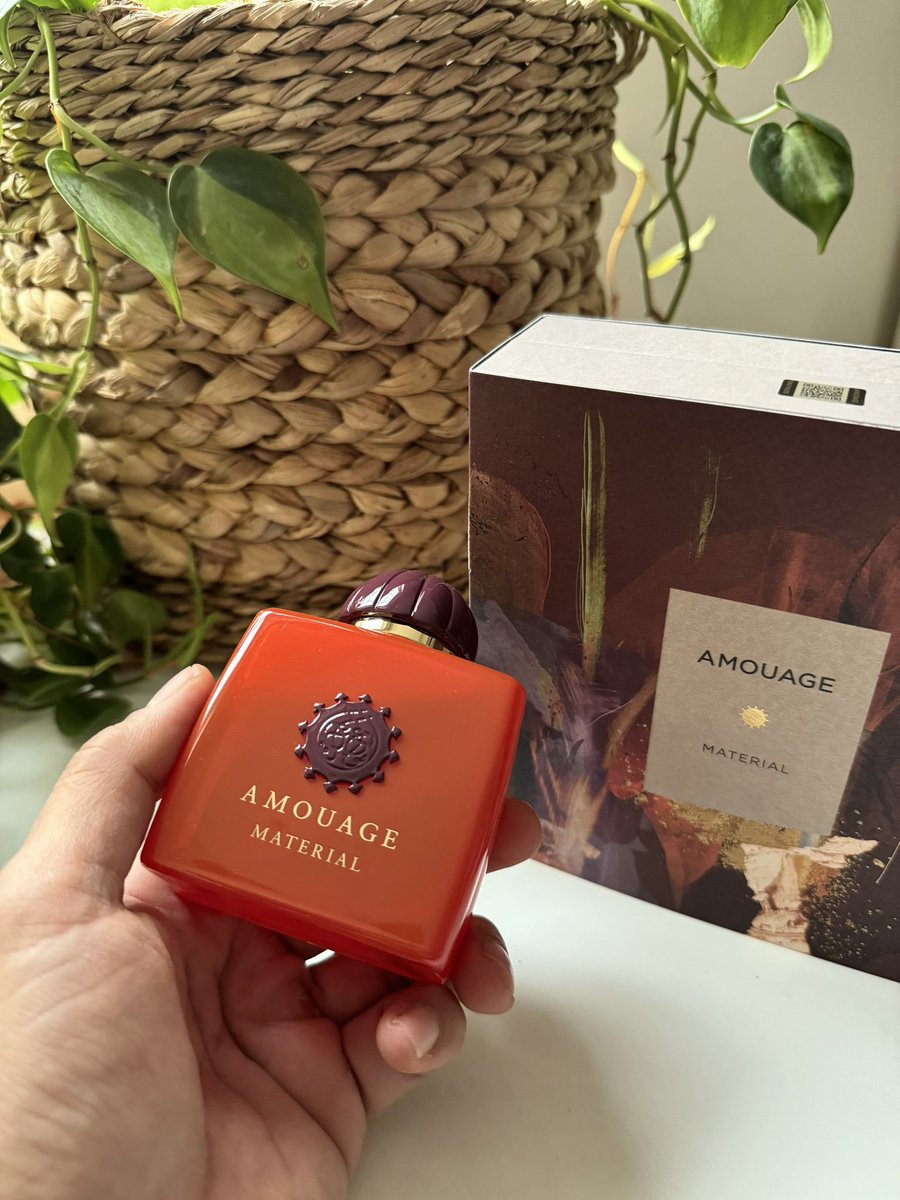 qwertyui03's tweet photo. #رابطة_عشاق_العطور 
🔺عطر امواج ماتريال
احد ملوك عطور العنبر

🔺مصممة العطر هي Cécile Zarokian 
هذي اشتري اي عطر تصممه عمياني 😍

🔺عطر عنبري اشوفه رجالي ومتخفي بزجاجة امواج النسائية ‼️ ظلموه بالتصنيف

👋 باختصار عبارة عن عنبر ونفحات سويتية من التونكا والفانيلا وفيه لمحة مبخرة خفيفة مع الاخشاب والعود

ولكن الغالب عليه عنبر سويتي 👌السويت هنا جاي بشكل لطيف مايغثك

ثباته روعه وفوحانه متوسط

يستحق التجربة لاسيما الان بالشتاء