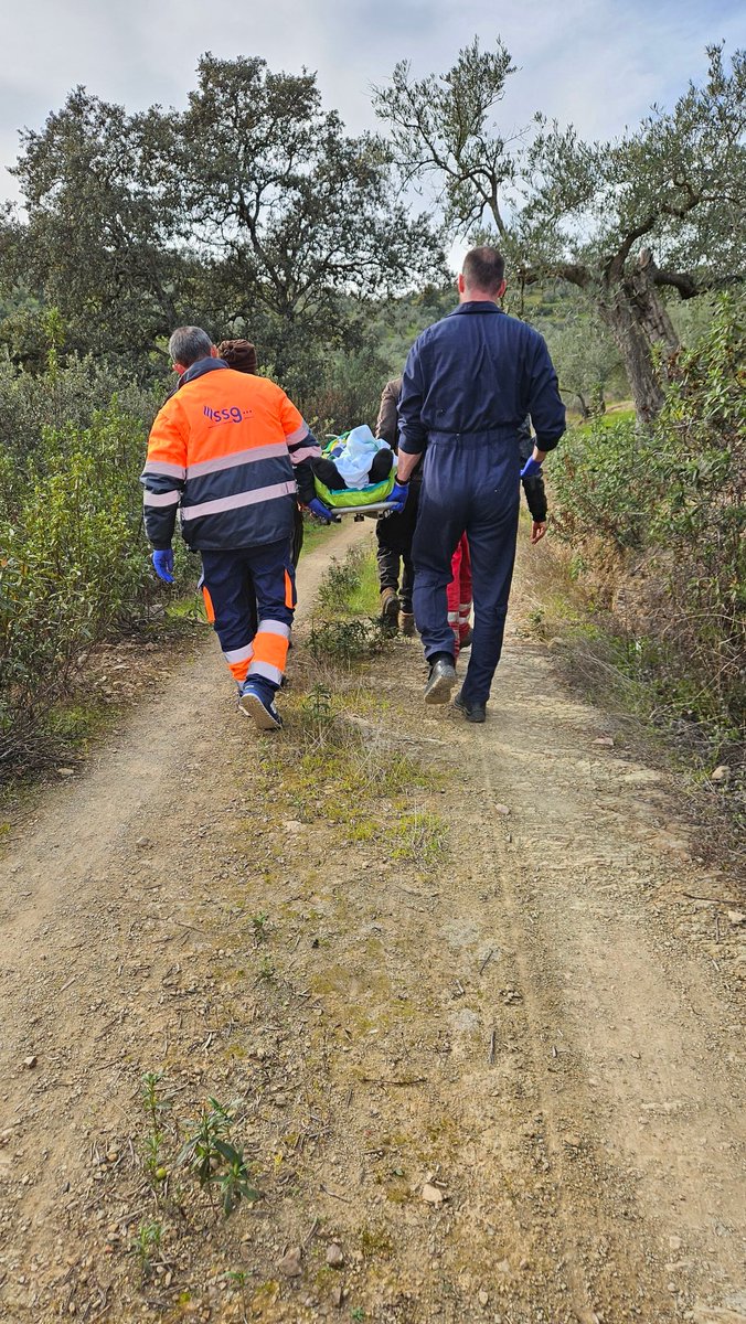 061Cordoba's tweet photo. #Helco, helicóptero sanitario del #CES061, asiste y rescata a persona caída en sitio de muy difícil acceso. Previamente fue atendido por el #SUAP de la zona.
Intervienen @guardiacivil, #PolicíaLocal y cuadrilla de trabajadores de la zona que ayudaron eficazmente a su evacuación. https://t.co/izEq8Yoe5M