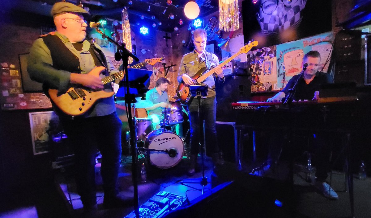 Immek's tweet image. Voor het eerst weer bij een bandje kijken in De Pilaren terwijl ik me geen zorgen hoef te maken of ik een zitplaats heb en of ik het vol kan houden. #dBBlues #DePilaren \O/