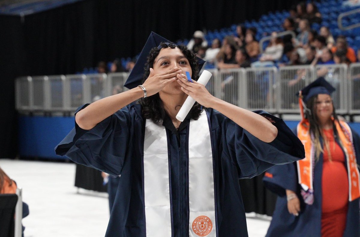 UTSA's tweet image. Feeling on top of the world! 😁

#UTSA #UTSAGrad24