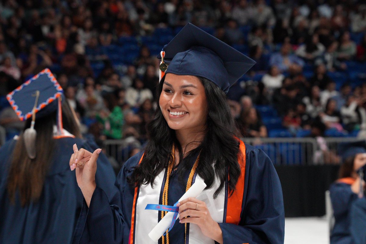 UTSA's tweet image. Feeling on top of the world! 😁

#UTSA #UTSAGrad24