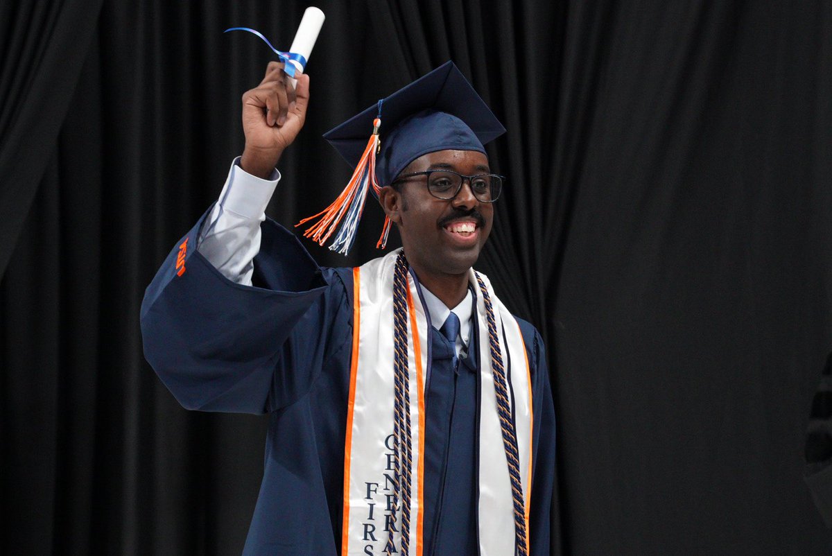 UTSA's tweet image. Feeling on top of the world! 😁

#UTSA #UTSAGrad24