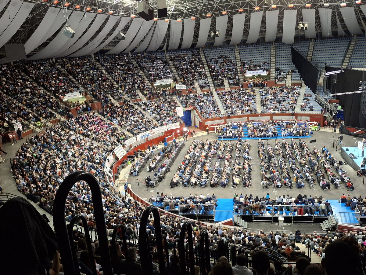 Ai! zezen plaza denak bertso-plaza bihurtuko bagenitu.
Ai! eta animaliak pakean utzi.