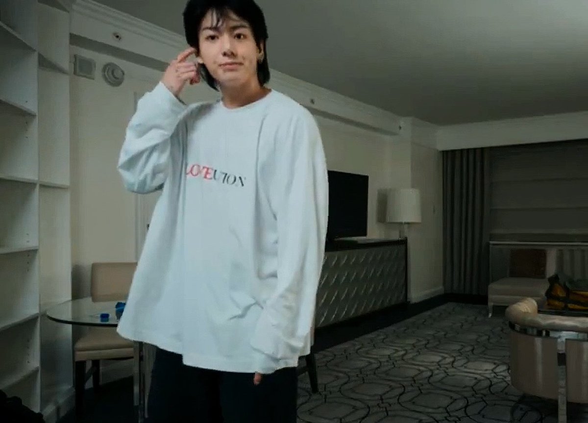 thvjkmon's tweet photo. he’s so bf coded https://t.co/SMPNJ4zUET