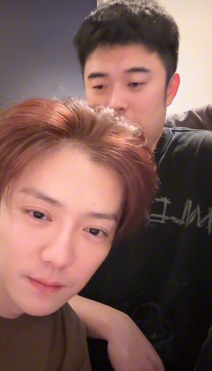 lu_juanyuyuan's tweet photo. 鹿晗刚刚在陈赫直播间哈哈!直播了大概十几分钟,五哈团在团建!!
#鹿晗 #luhan #wuha #5ha https://t.co/4huhMFUtkl