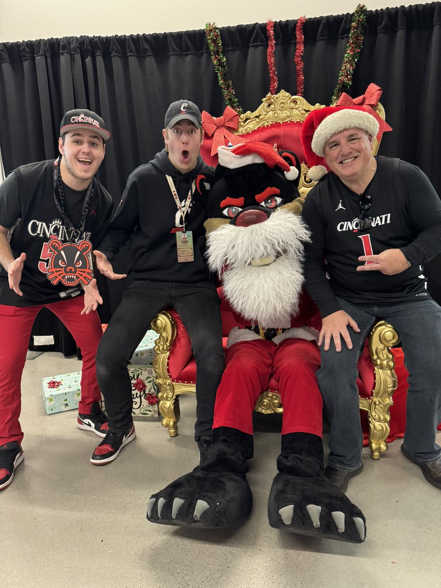 cincygreghoodin's tweet photo. Just kinda hanging out with @TheCincyBearcat doing that #BeASanta Thing @uofcincy . Told ya #SantaClaus wears #Bearcats colors #BearcatFamily #BearcatsUnited #BoldlyBearcat #crosstownshootout #weareuc #wearecincinnati #wewearcincinnati #BearcatVibes #cincyvibes #holidayvibes @uofcincyalumni @GoBearcatsUCATS @GoBEARCATS @GoBearcatsMBB #withanhtotheotothehohoho LETS GO #BEARCATS 🔴⚫️❤️🖤🎅🧑🎄🤶 #TisTheSeason #HolidaysInCincy