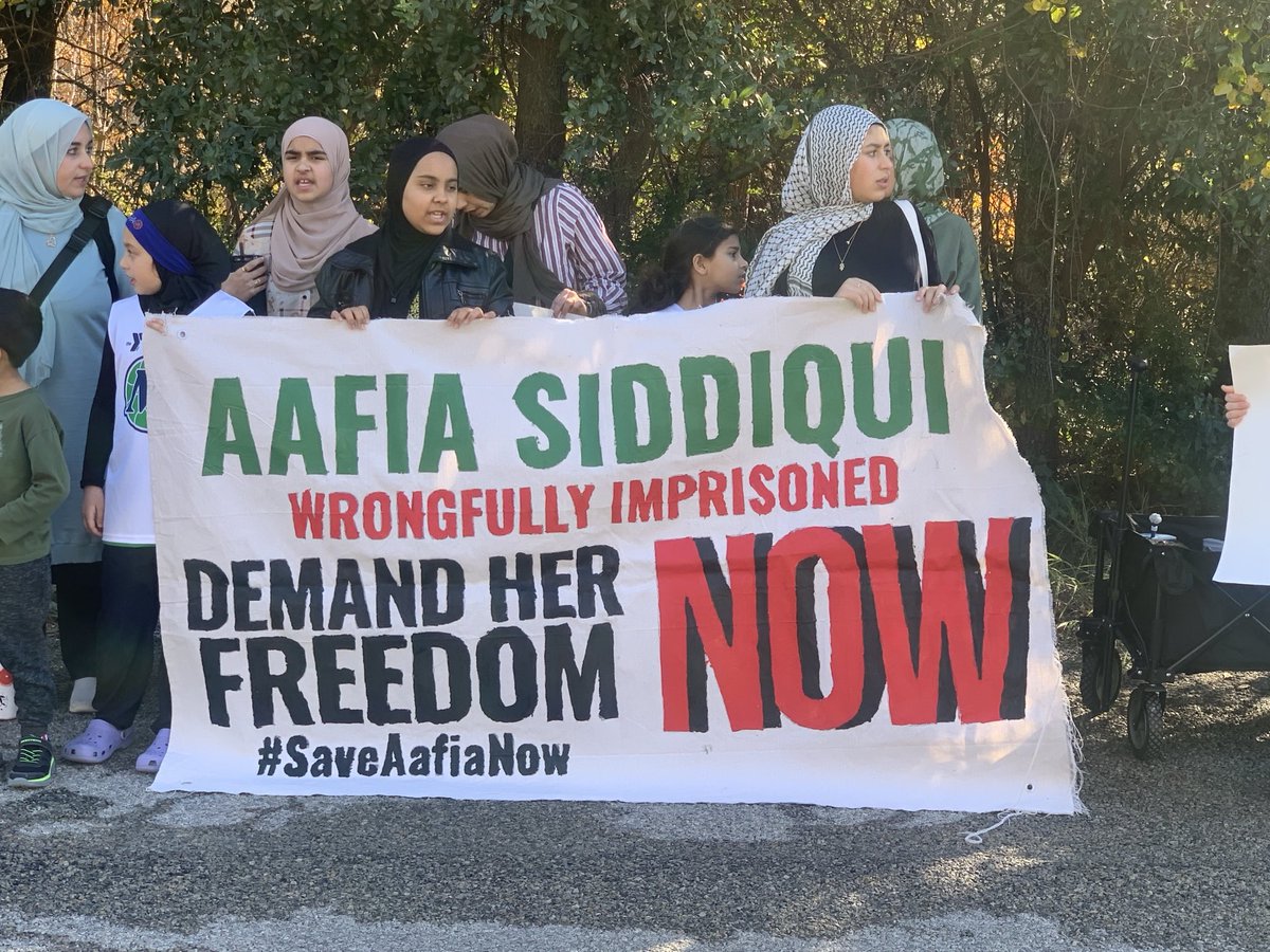 Demo for Aafia just outside Admin Seg at FMC Carswell ⁦<a href="/Aafiamovement/">Aafia Movement</a>⁩ ⁦<a href="/FowziaSiddiqui/">Dr. Fowzia Siddiqui</a>⁩ ⁦<a href="/mariakari1414/">Maria Kari</a>⁩