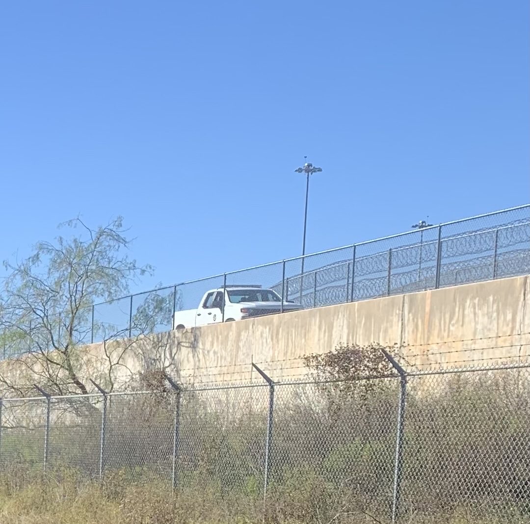 FMC Carswell Guards keeping an eye on us as well as Aafia! ⁦<a href="/Aafiamovement/">Aafia Movement</a>⁩ ⁦<a href="/FowziaSiddiqui/">Dr. Fowzia Siddiqui</a>⁩ ⁦<a href="/mariakari1414/">Maria Kari</a>⁩