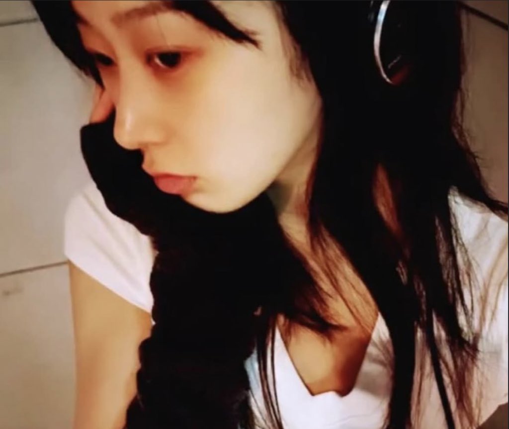 ✧・ﾟ: Some days are for serene moments—immersed in thought, enveloped in calm, and letting time linger. It’s the gentle gazes, muted light, and fleeting emotions that resonate most. Here’s to discovering beauty in stillness and presence.